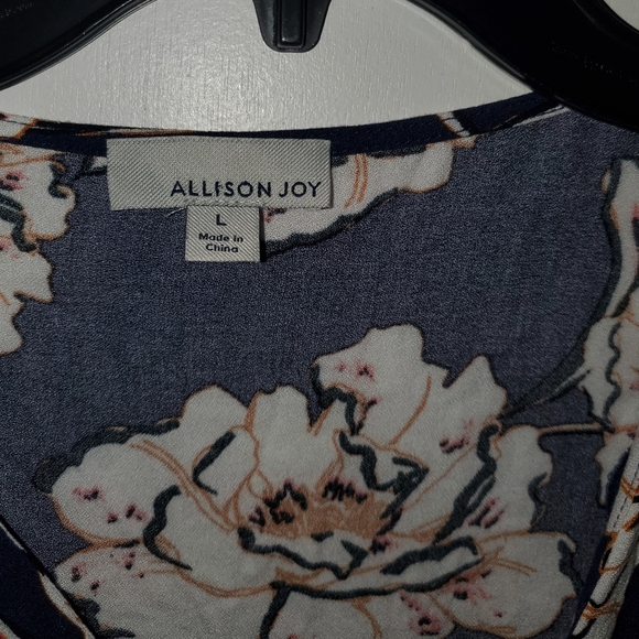 Darling floral blouse! - Picture 3 of 7